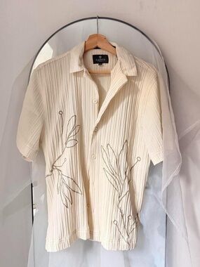 Saints Cream Short Sleeve Button-Up with Leaf Embroidery Pleated Shirt size M